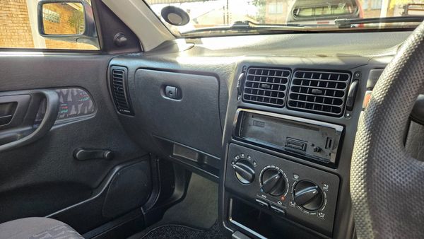 2000-Volkswagen-Polo-Classic-14 image:18