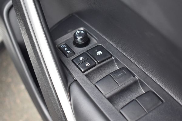 2025-Toyota-Corolla-Cross-18-XR image:3