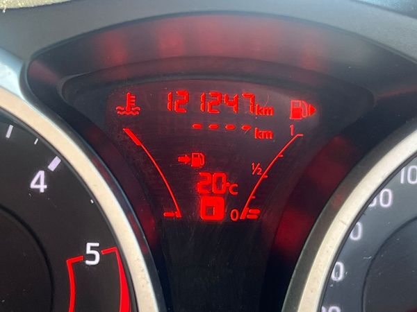 2013-Nissan-Juke-15dCi-Acenta image:11