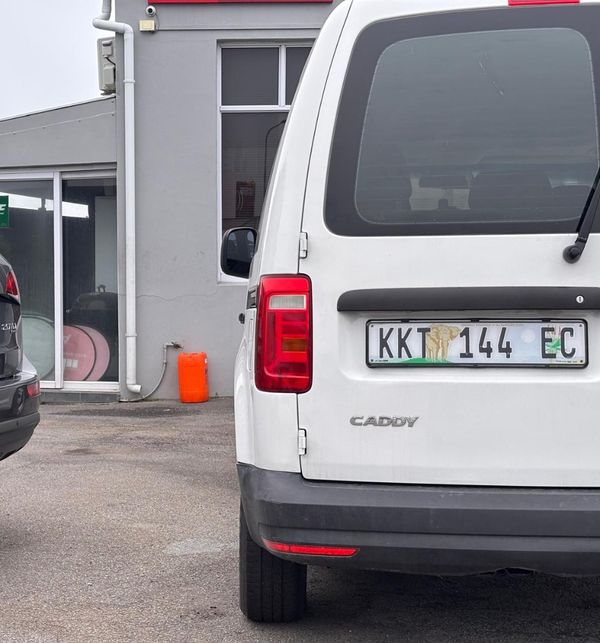 2015-Volkswagen-Caddy-Maxi-20-TDI-81kW-Panel-Van image:12
