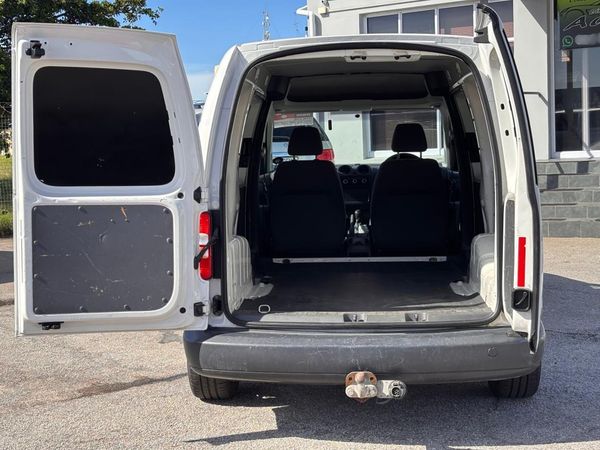 2015-Volkswagen-Caddy-Maxi-20-TDI-81kW-Panel-Van image:13