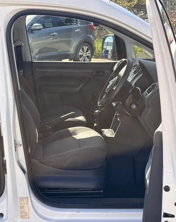 2015-Volkswagen-Caddy-Maxi-20-TDI-81kW-Panel-Van image:15