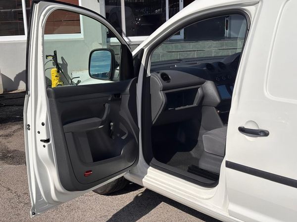 2015-Volkswagen-Caddy-Maxi-20-TDI-81kW-Panel-Van image:16