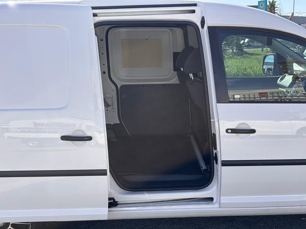 2015-Volkswagen-Caddy-Maxi-20-TDI-81kW-Panel-Van image:18