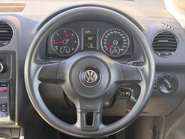 2015-Volkswagen-Caddy-Maxi-20-TDI-81kW-Panel-Van image:25