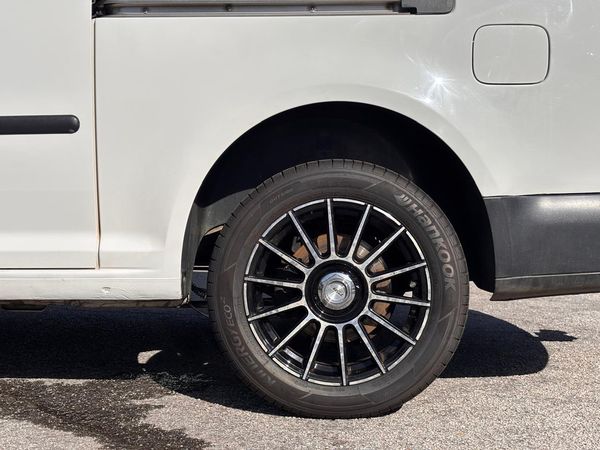 2015-Volkswagen-Caddy-Maxi-20-TDI-81kW-Panel-Van image:27