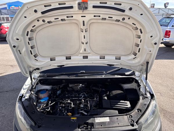 2015-Volkswagen-Caddy-Maxi-20-TDI-81kW-Panel-Van image:28