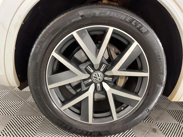 2018-Volkswagen-Touareg-30-TDI-V6-Luxury image:4