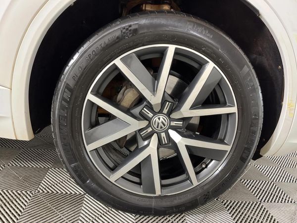 2018-Volkswagen-Touareg-30-TDI-V6-Luxury image:5