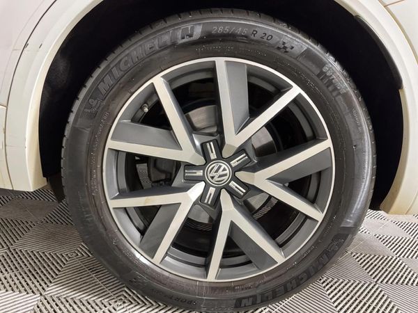 2018-Volkswagen-Touareg-30-TDI-V6-Luxury image:6