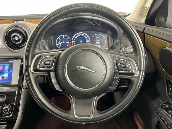 2017-Jaguar-XJ-30-D-Luxury image:11