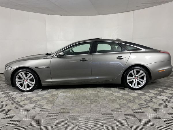 2017-Jaguar-XJ-30-D-Luxury image:18