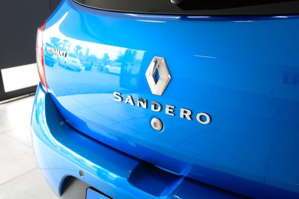 2015-Renault-Sandero-900T-Stepway image:9