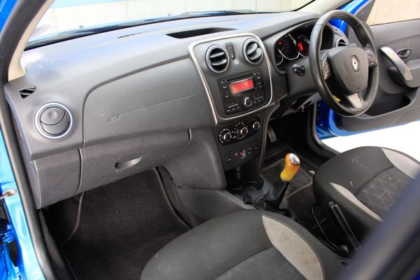 2015-Renault-Sandero-900T-Stepway image:17