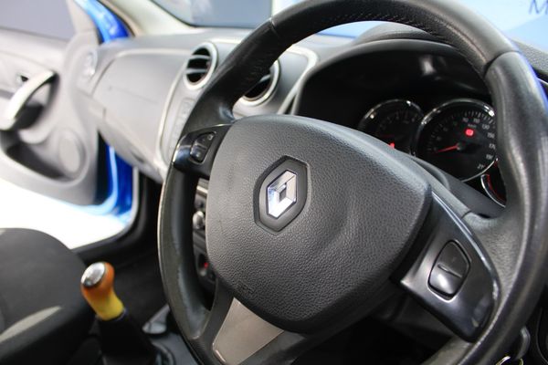 2015-Renault-Sandero-900T-Stepway image:20