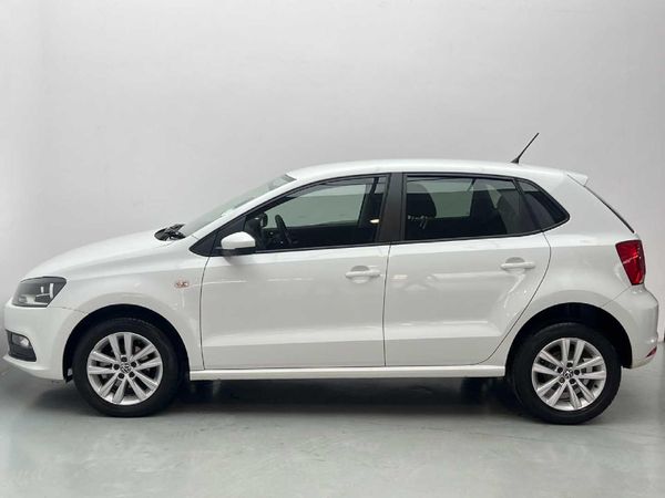 2023-Volkswagen-Polo-Vivo-16-Comfortline-Auto-5-dr image:4