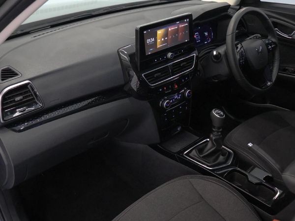 2024-Mahindra-XUV-3XO-12T-AX5 image:18