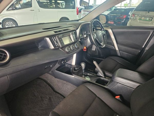 2018-Toyota-RAV4-RAV image:22