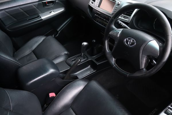 2015-Toyota-Hilux-30-D-4D-Legend-45-4x4-Auto-Double-Cab image:4