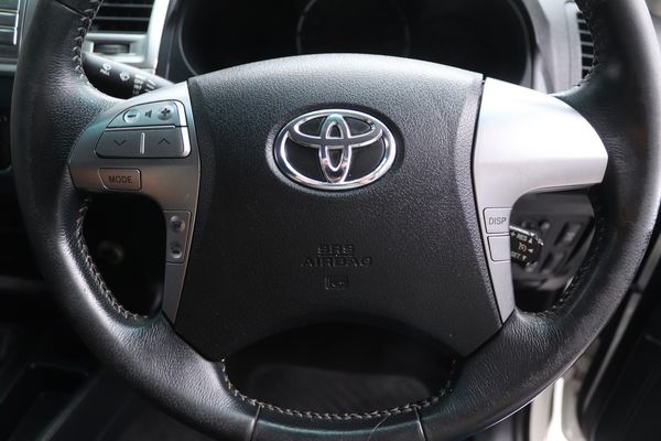2015-Toyota-Hilux-30-D-4D-Legend-45-4x4-Auto-Double-Cab image:6