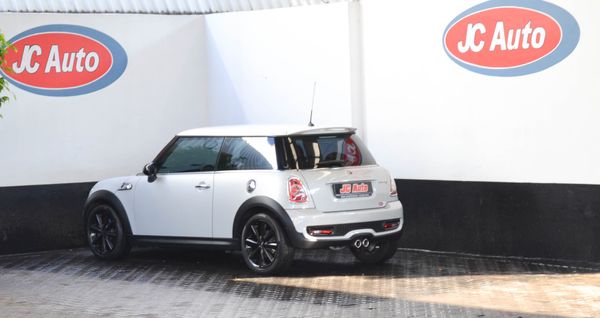 2014-MINI-Hatch-Cooper-S image:10