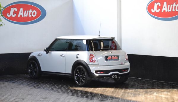 2014-MINI-Hatch-Cooper-S image:11