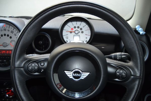 2014-MINI-Hatch-Cooper-S image:16