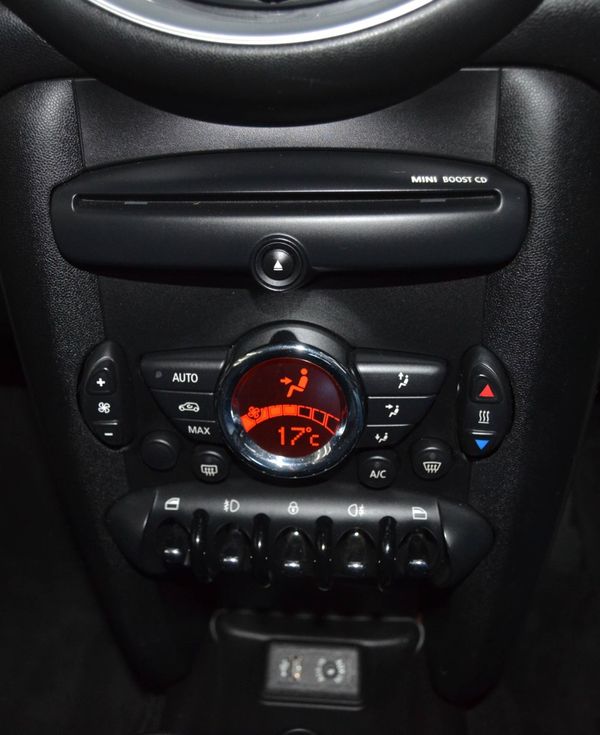 2014-MINI-Hatch-Cooper-S image:18