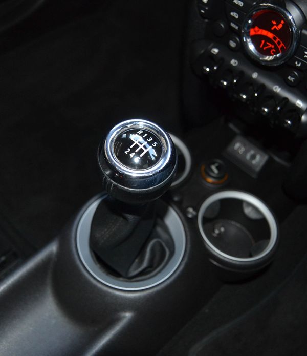 2014-MINI-Hatch-Cooper-S image:20