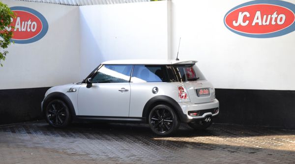 2014-MINI-Hatch-Cooper-S image:8