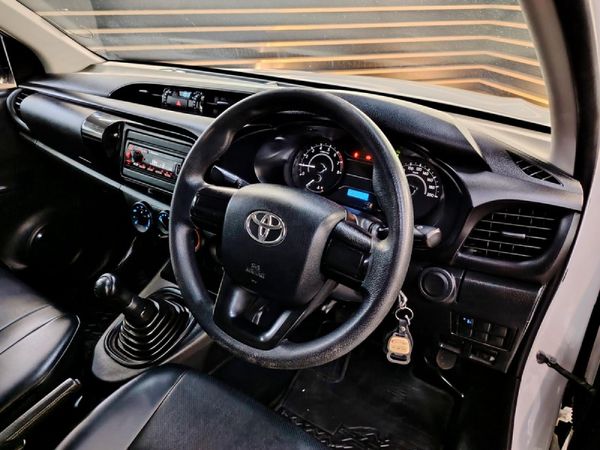 2022-Toyota-Hilux-20-VVTi-Single-Cab image:9