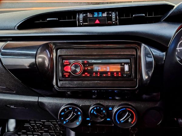 2022-Toyota-Hilux-20-VVTi-Single-Cab image:11
