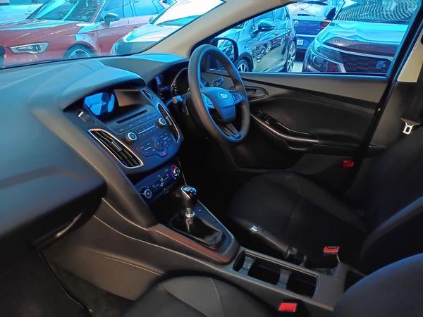 2018-Ford-Focus-10-EcoBoost-Ambiente image:8