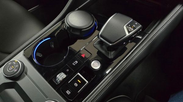 2025-Volkswagen-Touareg-V6-TDI-R-Line image:25