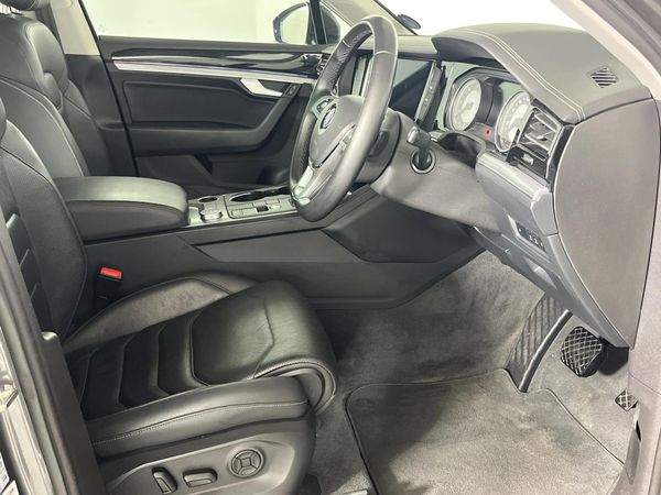 2019-Volkswagen-Touareg-30-TDI-V6-Luxury image:9