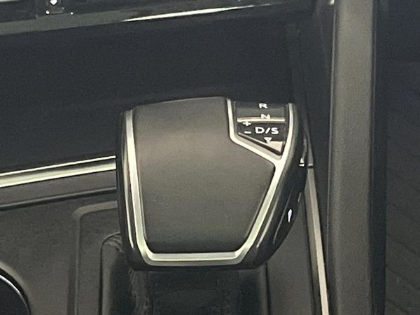 2019-Volkswagen-Touareg-30-TDI-V6-Luxury image:10