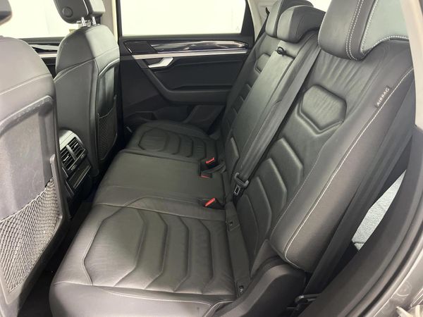 2019-Volkswagen-Touareg-30-TDI-V6-Luxury image:3