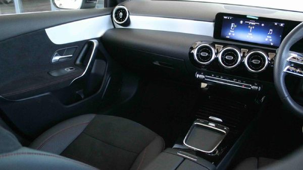 2025-Mercedes-Benz-A-Class-A-200-Auto image:10