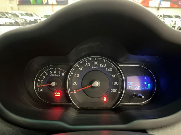2013-Hyundai-i10-125-Glide image:9