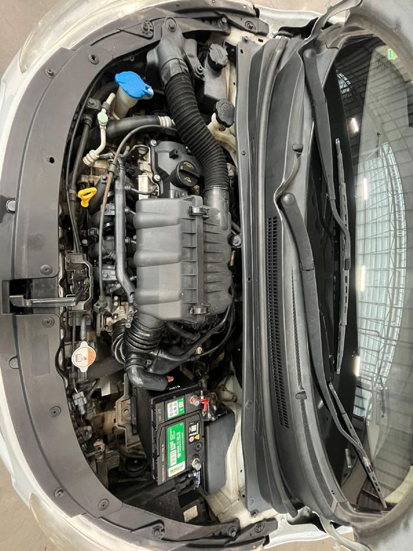2013-Hyundai-i10-125-Glide image:11