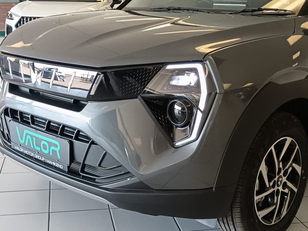 2026-Mahindra-XUV-3XO-12T-AX5 image:2