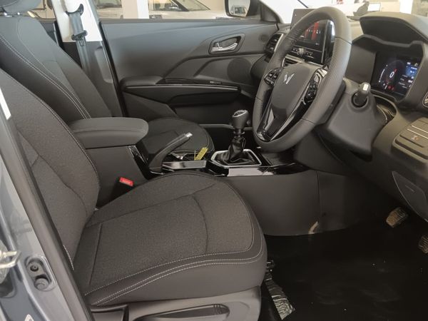 2026-Mahindra-XUV-3XO-12T-AX5 image:6