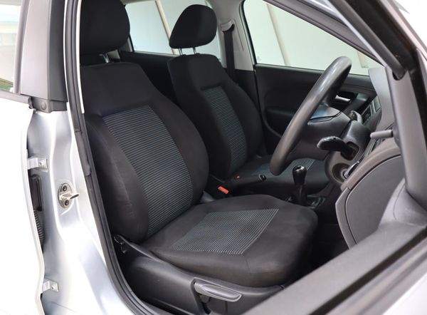 2021-Volkswagen-Polo-Vivo-14-Comfortline-5-dr image:16