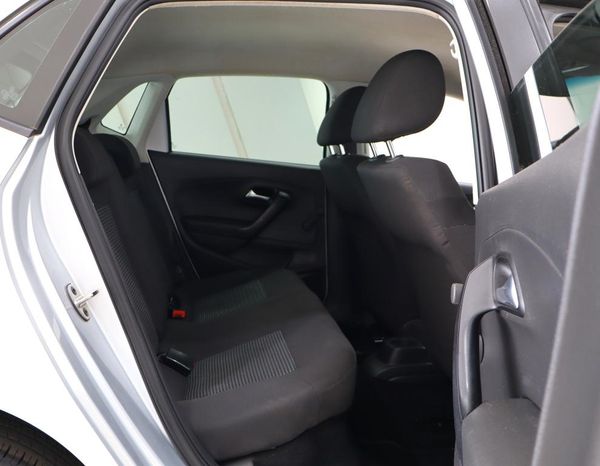 2021-Volkswagen-Polo-Vivo-14-Comfortline-5-dr image:17