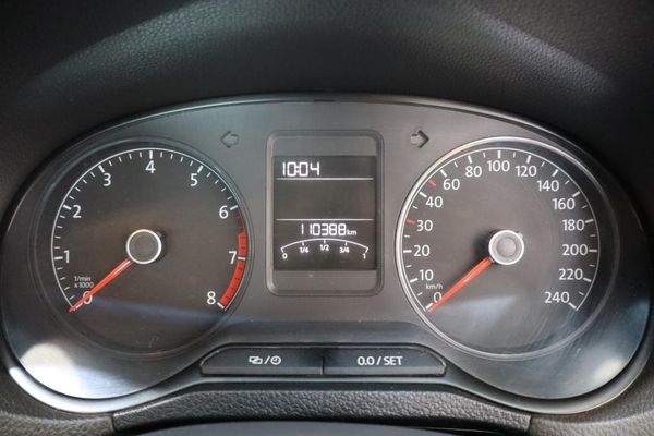2021-Volkswagen-Polo-Vivo-14-Comfortline-5-dr image:3