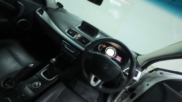 2010-Renault-Megane-III-Coupe-16-Dynamique-LTD image:11