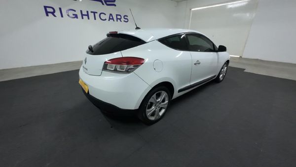 2010-Renault-Megane-III-Coupe-16-Dynamique-LTD image:3
