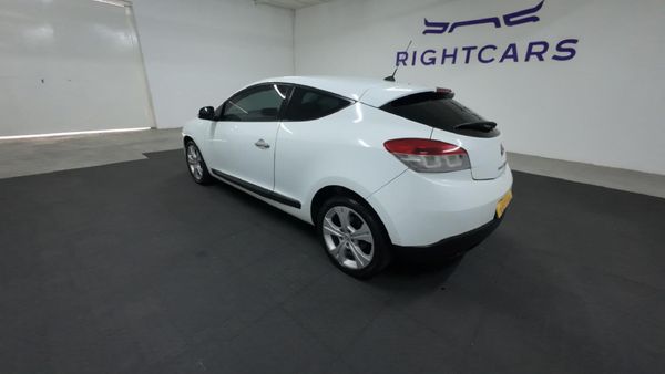 2010-Renault-Megane-III-Coupe-16-Dynamique-LTD image:5