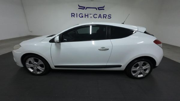 2010-Renault-Megane-III-Coupe-16-Dynamique-LTD image:6