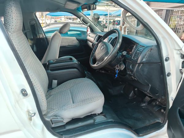 2016-Toyota-Quantum-25-D-4D-10-seat image:7